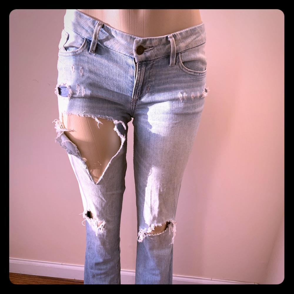 Guess distressed light wash jean 27